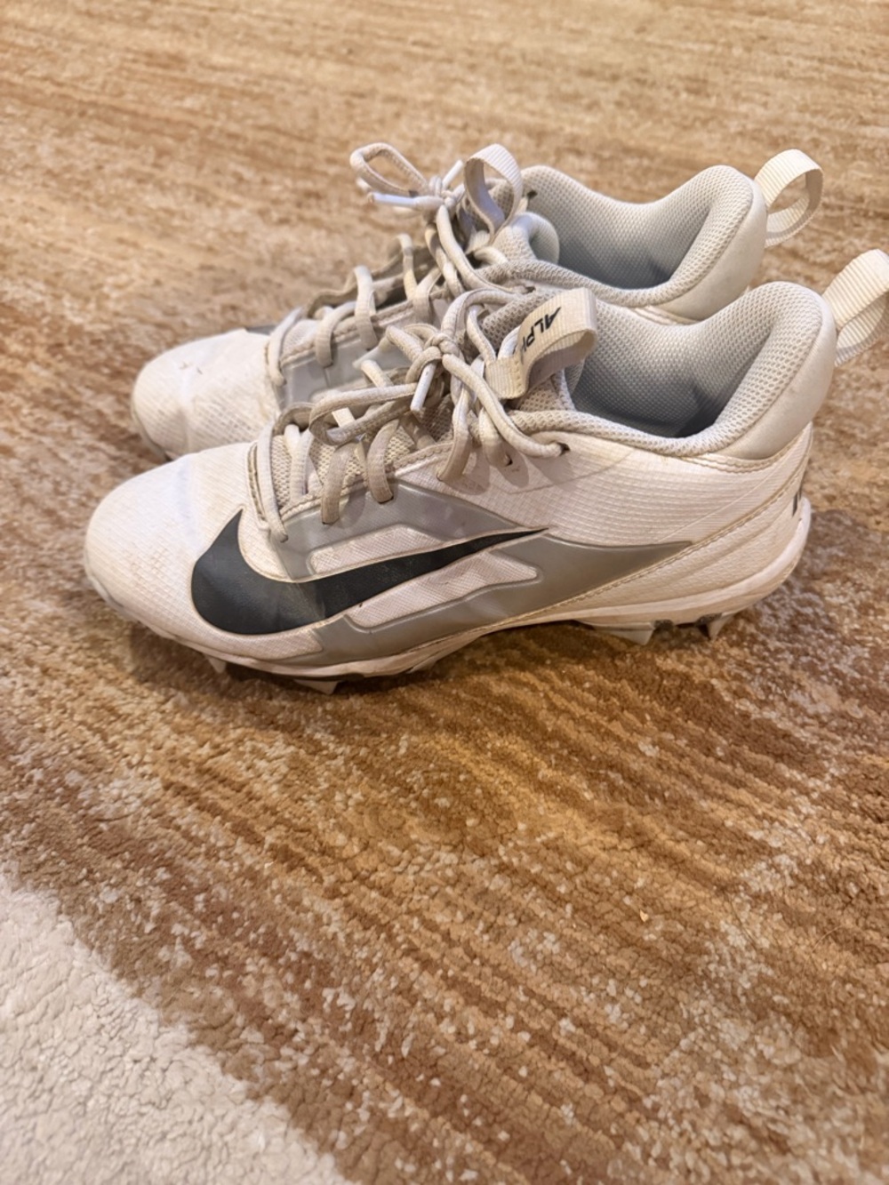 Nike alpha fastflex Kids White & Gray Sports football Cleats . Big kids size 5.